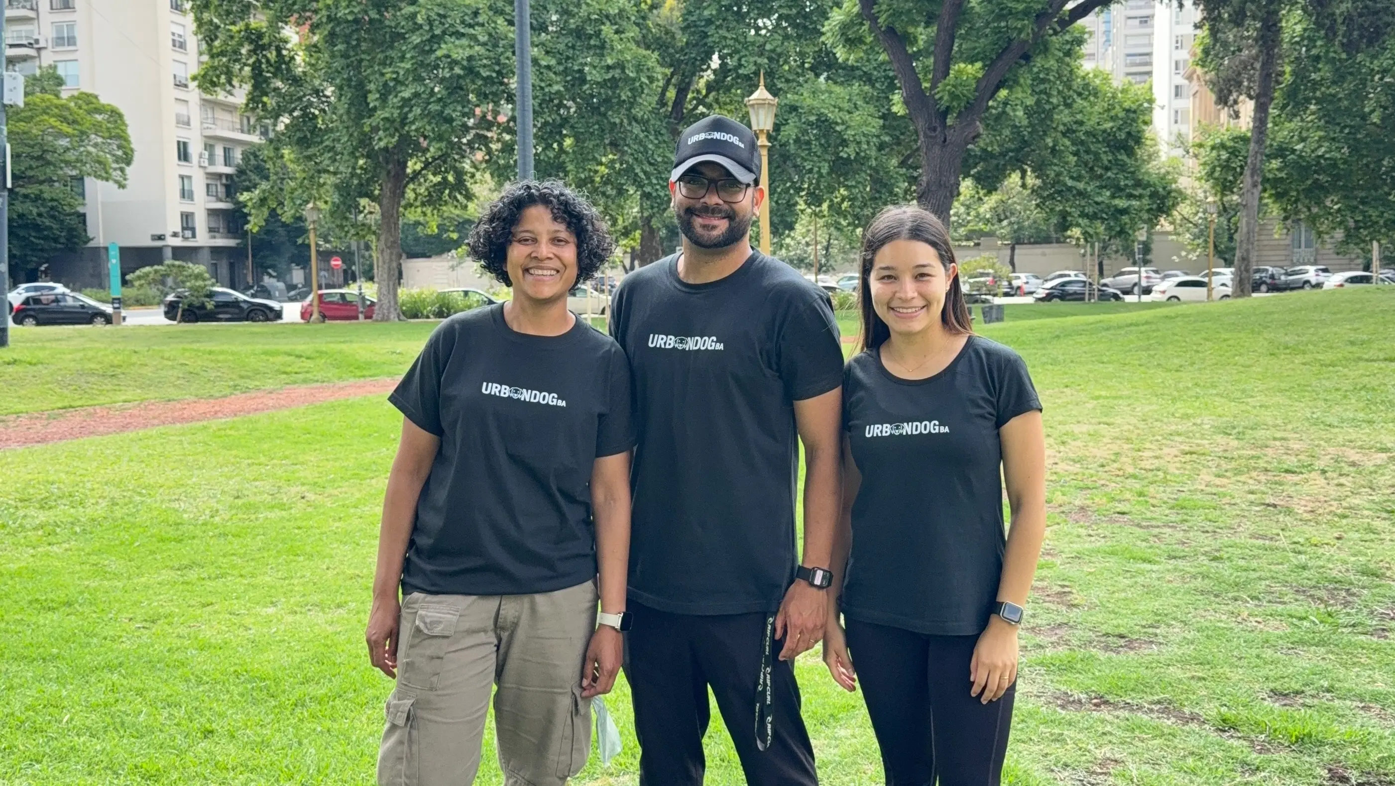 Equipo UrbandogBA paseando perros